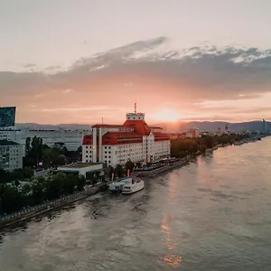 4* Отель Hilton Waterfront